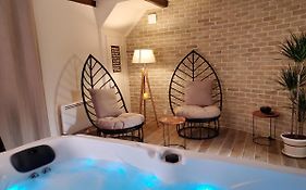 Jacuzzi privatif dans maison de village au calme